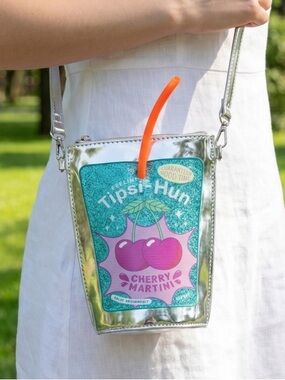 NOVELTY DRINK CUP GRAPHIC METALLIC
CROSSBODY BAG